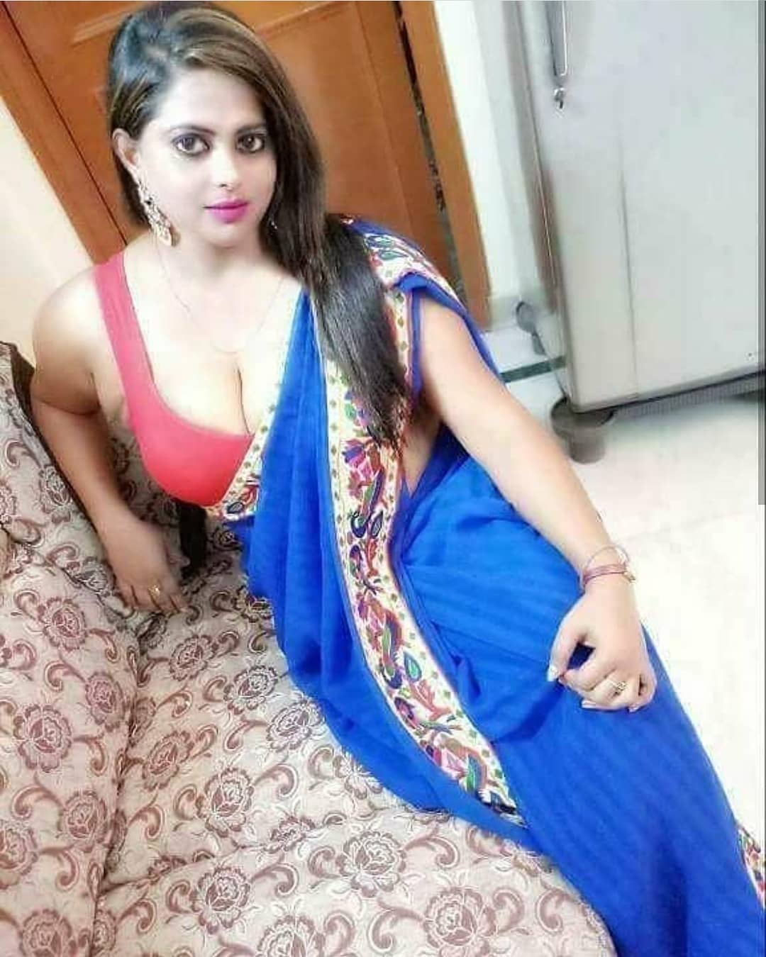 Sexy saree back photo of desi aunty