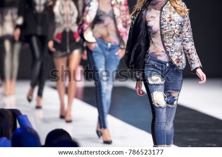 Through models runway see clothes