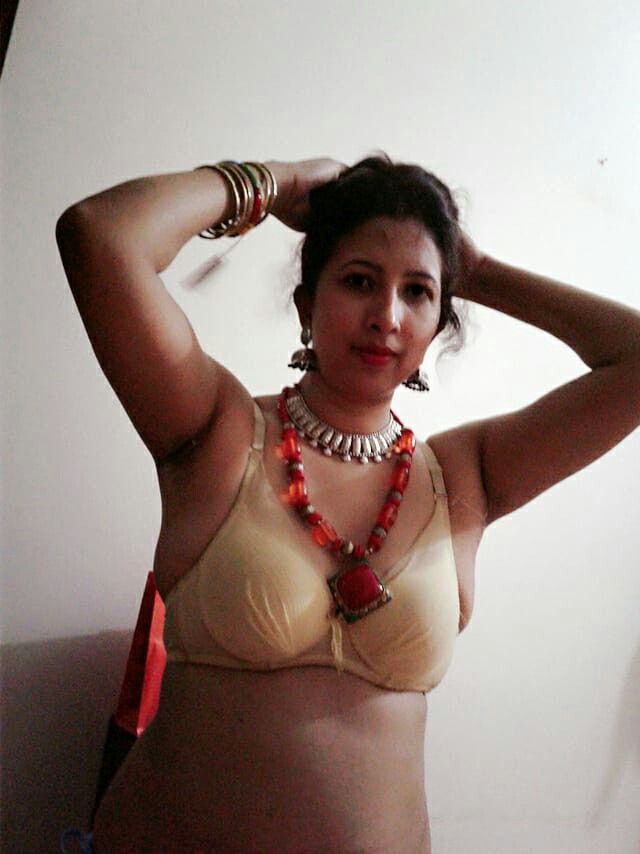 Hot showing indian aunty bra