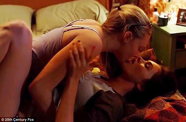 Scene jeniffers body lesbian